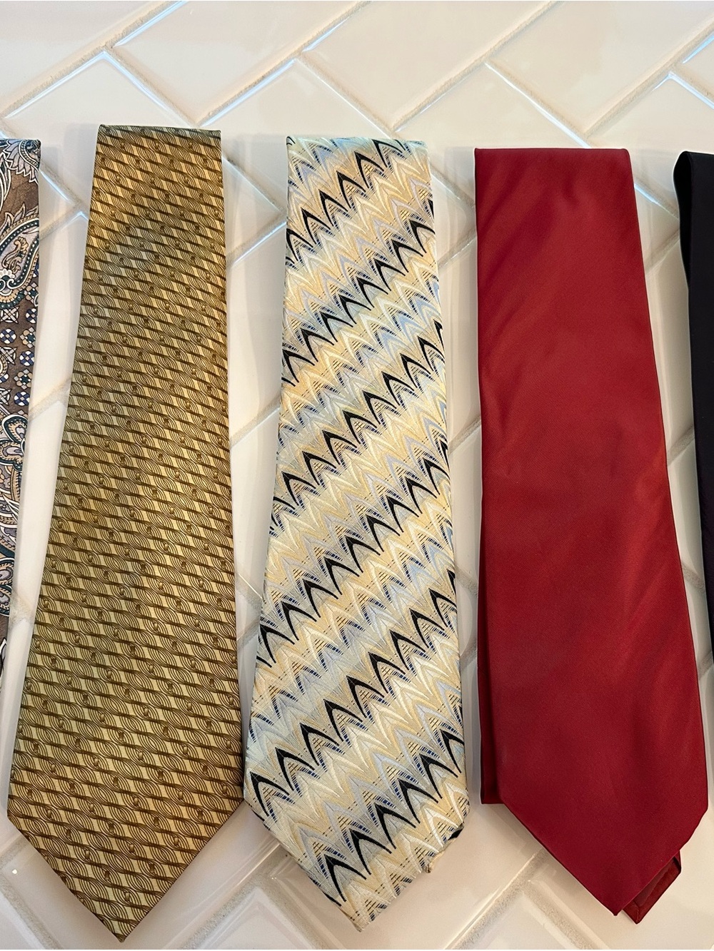 Lot of (5) men’s modern style ties various brands great preowned condition